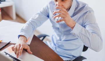 Woda dla pracowników w biurze - jak zapewnić jej stały dostęp